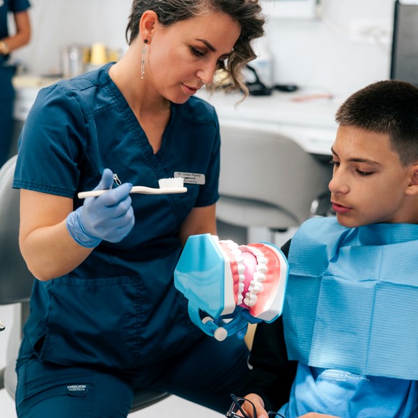 Edukacija deteta o oralnoj higijeni u ordinaciji Dentana